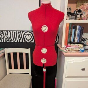 Adjustable dress form